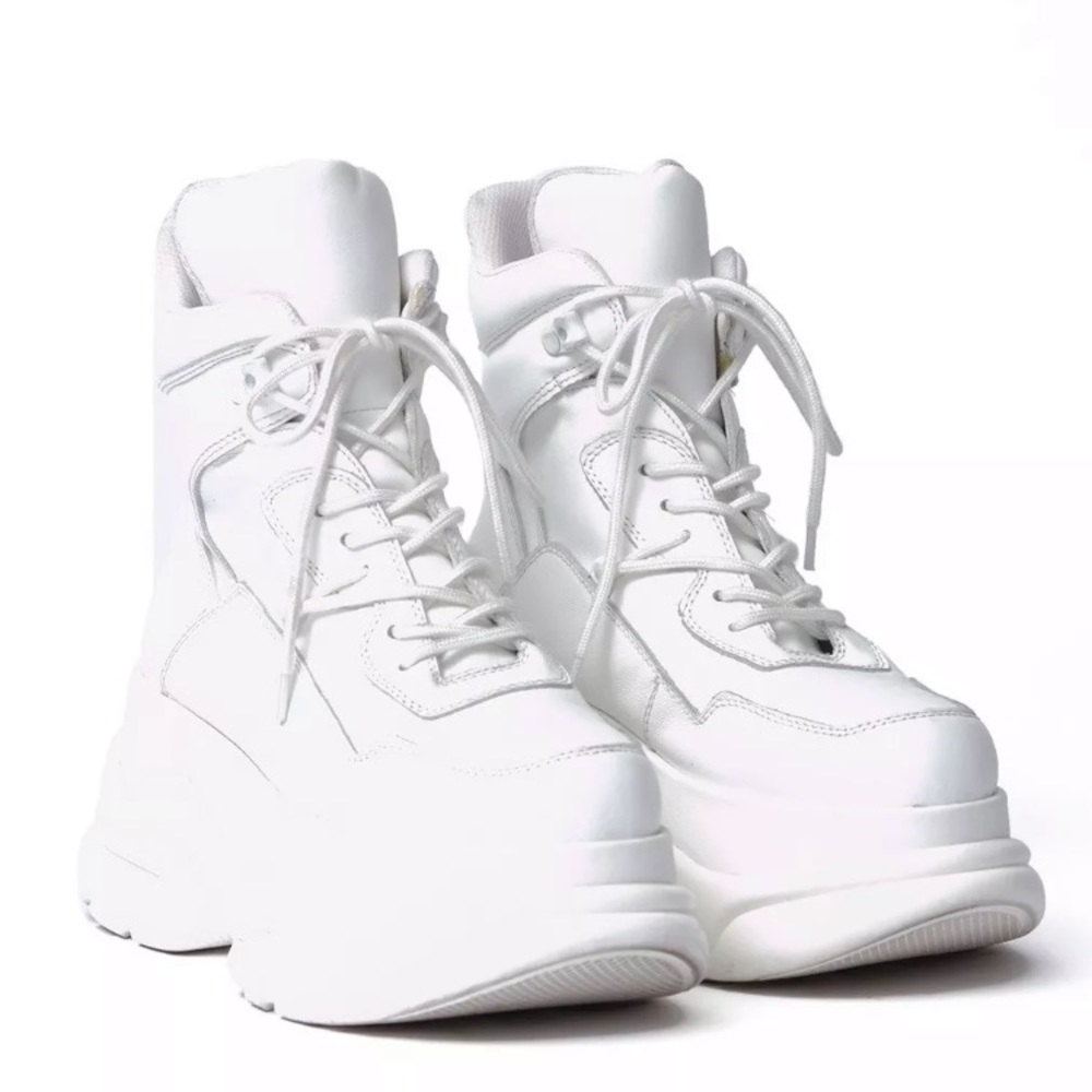 ISO I AM LOOKING FOR THESE SNEAKERS